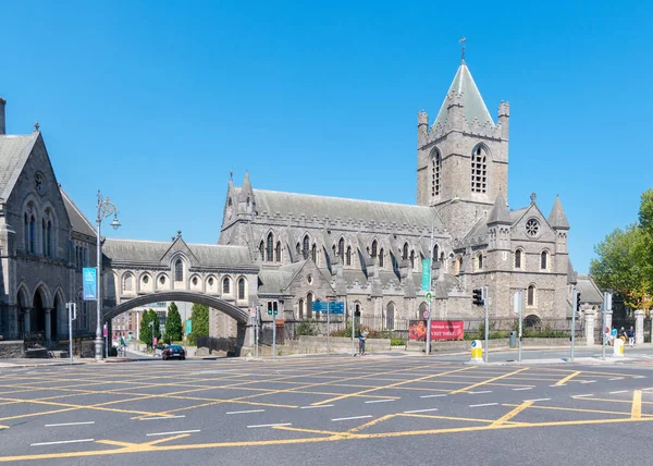 Irland, Dublín: Escena callejera con el famoso Museo Dublinia y parte de la Catedral de la Iglesia de Cristo en la capital irlandesa y el cielo azul en el fondo. — Foto de Stock