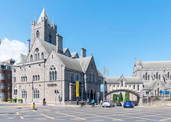 Irland, Dublín: Escena callejera con el famoso Museo Dublinia y parte de la Catedral de la Iglesia de Cristo en la capital irlandesa y el cielo azul en el fondo. — Foto de Stock