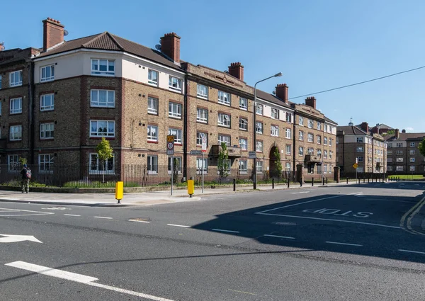 Lägenhet kvarter vid korsningen vägar nära Dublins centrum. — Stockfoto