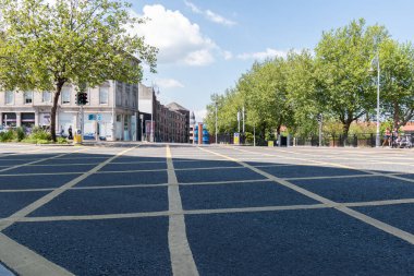 Arabalar için bağlantı noktaları. Yol ayrımındaki trafik sıkışıklıkları için sarı işaretler.