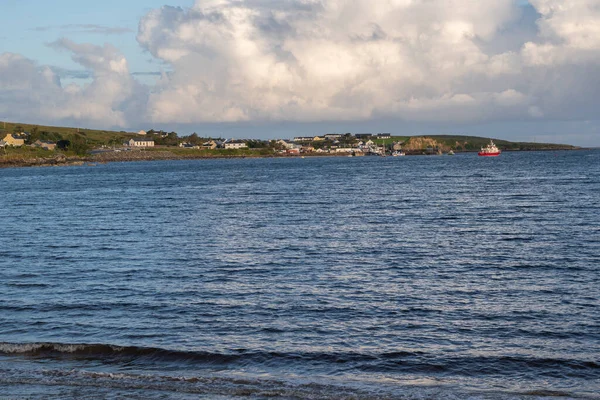 Cleggan wsi i portu rybackiego z plaży Cleggan. Connemara, Galway, Irlandia — Zdjęcie stockowe