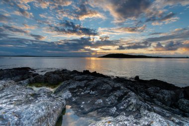 Connemara 'da gökyüzü yolunda sıcak bir yaz akşamında gün batımı ufkunda..