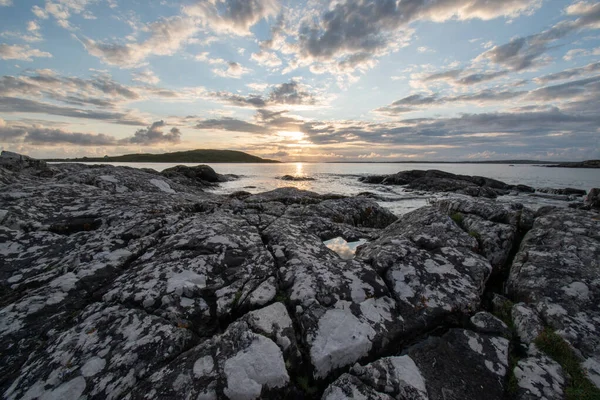 在Connemara的天空路附近，一个温暖的夏天的夜晚，夕阳西下，笼罩在海洋地平线上. — 图库照片