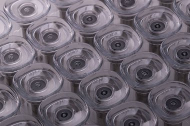 Tıbbi plastik ve çelik ürün parçalarının soyut görüntüsü, enjeksiyon kalıp makinelerinden yapılmıştır.