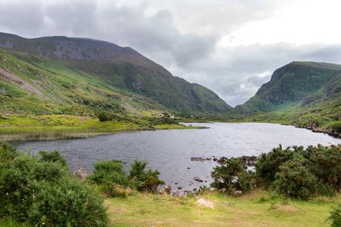 Killarney Ulusal Parkı 'ndaki göl kenarındaki dağların manzarası