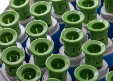 Tıbbi plastik ve çelik ürün parçalarının soyut görüntüsü, enjeksiyon kalıp makinelerinden yapılmıştır.