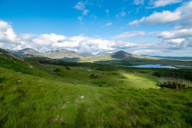 Derryclare Doğa 'ya Bakış Derryclare Dağı' nın zirvesinden kalma.