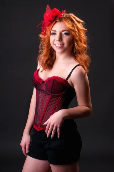 Porträtt av busty ung röda haired kvinna på mörk bakgrund — Stockfoto