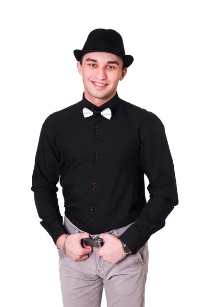 Fiatal férfi fekete póló és elszigetelt fehér fekete kalap — Stock Fotó