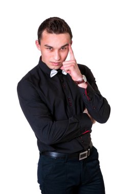 Genç ciddi trandy adam siyah gömlek ve beyaz papyon