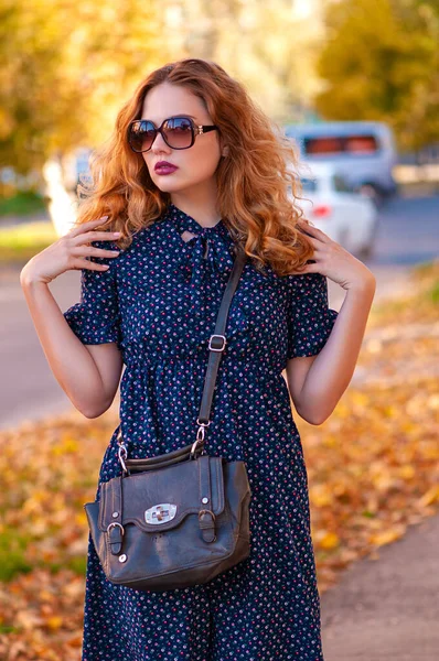 Junge Schöne Frau Blauem Kleid Und Lederjacke Posiert Draußen Stylisches — Stockfoto