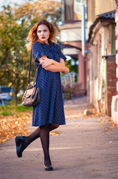Jeune Femme Mode Posant Dehors Dans Une Rue Ville — Photo