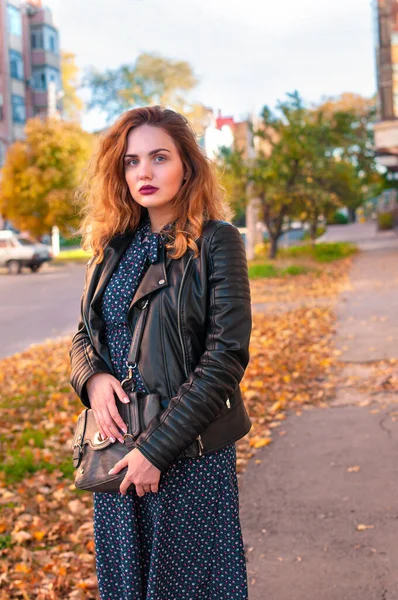 Mujer Hermosa Joven Con Vestido Azul Chaqueta Cuero Posando Aire — Foto de Stock