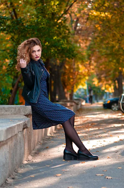 Jeune Femme Assise Jouit Beau Temps Style Vie Automne — Photo