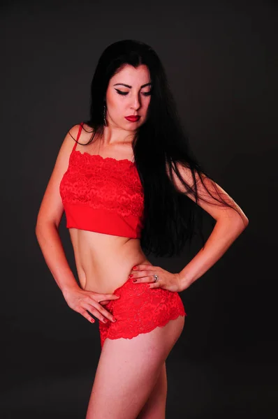 Verleidelijke Jonge Brunette Draagt Rode Lingerie Studio Natuurlijke Foto Zonder — Stockfoto