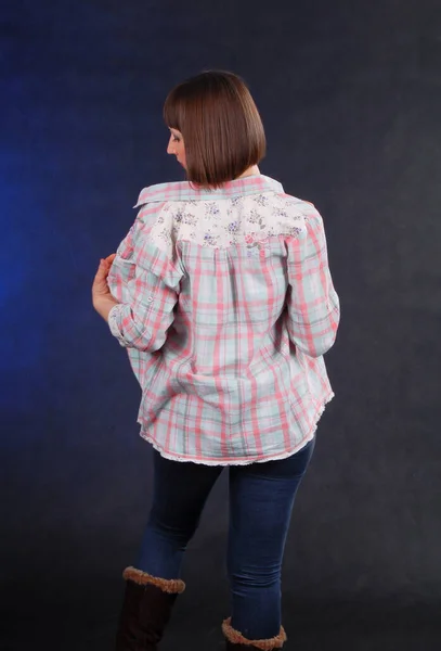 Вид Сзади Молодую Женщину Клетчатой Рубашке Снимок Студии — стоковое фото