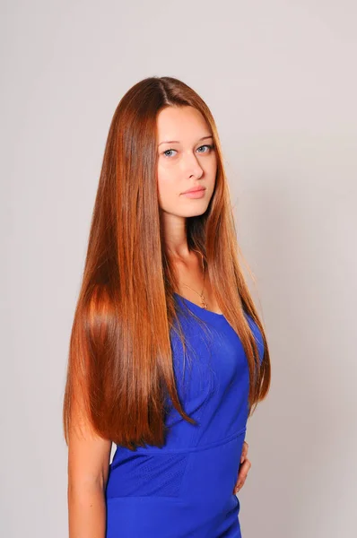 Bela Jovem Senhora Vestido Azul Posiong Estúdio — Fotografia de Stock