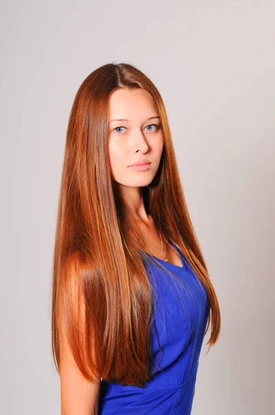 Bela Jovem Senhora Vestido Azul Posiong Estúdio — Fotografia de Stock