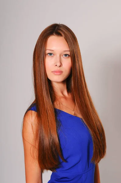Hermosa Joven Dama Vestido Azul Posiong Estudio —  Fotos de Stock