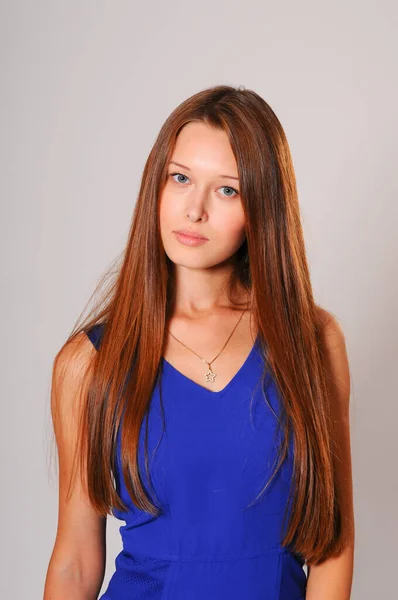 Красива Молода Леді Блакитній Сукні Посіонг Студії — стокове фото