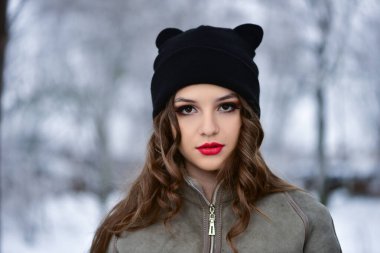 Kış parkında güzel bir kızın portresi.