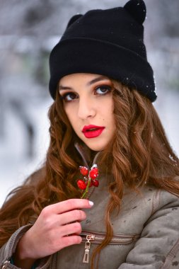 Kış parkında güzel bir kızın portresi.