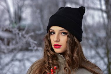 Kış parkında güzel bir kızın portresi.