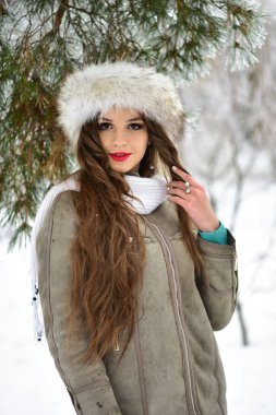 Kış parkında güzel bir kızın portresi.