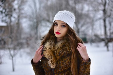 Kış parkında güzel bir kızın portresi.