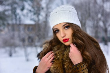 Kış parkında güzel bir kızın portresi.