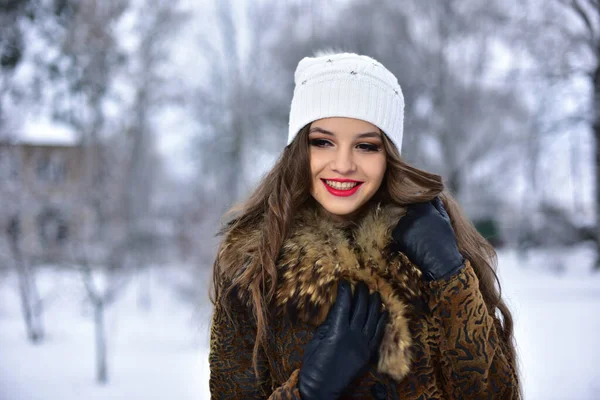 Portrait Extérieur Rapproché Jeune Belle Fille Heureuse Portant Chapeau Tricot — Photo