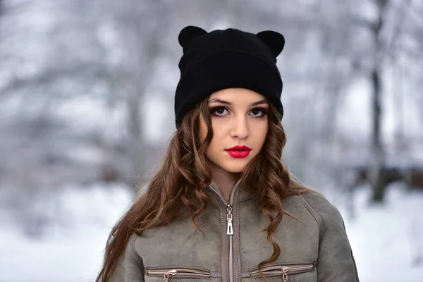 冬の公園で魅力的な若い美しい女の子のクローズアップ肖像画 — ストック写真