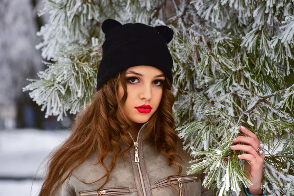 冬の公園で魅力的な若い美しい女の子のクローズアップ肖像画 — ストック写真