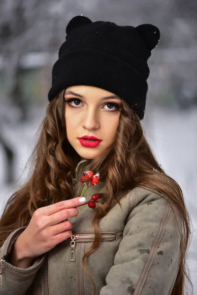 Большой Портрет Очаровательной Молодой Красивой Девушки Зимнем Парке — стоковое фото