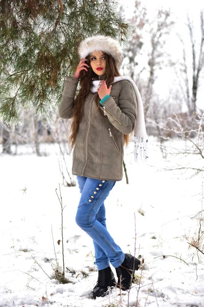 Dość Uroczy Młoda Piękna Dziewczyna Parku Zimowym — Zdjęcie stockowe