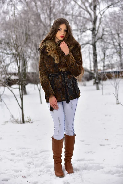 Kış Parkında Oldukça Çekici Genç Bir Kız — Stok fotoğraf