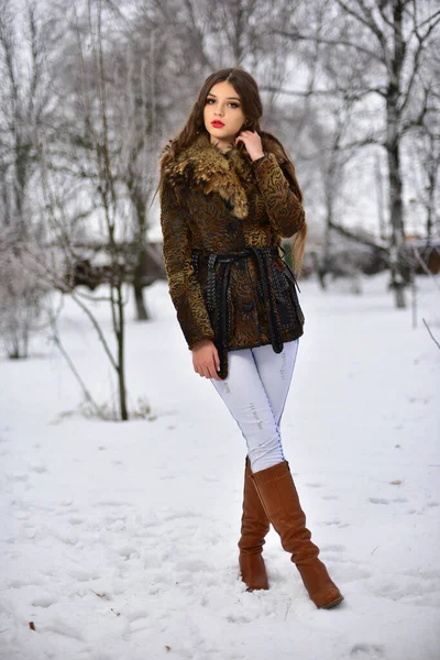 Ziemlich Charmante Junge Schöne Mädchen Winterpark — Stockfoto