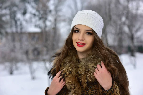 Retrato Close Uma Encantadora Jovem Menina Bonita Parque Inverno — Fotografia de Stock