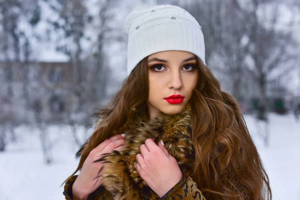 Närbild Porträtt Charmig Ung Vacker Flicka Vinterparken — Stockfoto