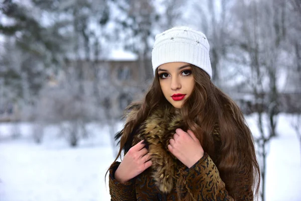 Retrato Close Uma Encantadora Jovem Menina Bonita Parque Inverno — Fotografia de Stock