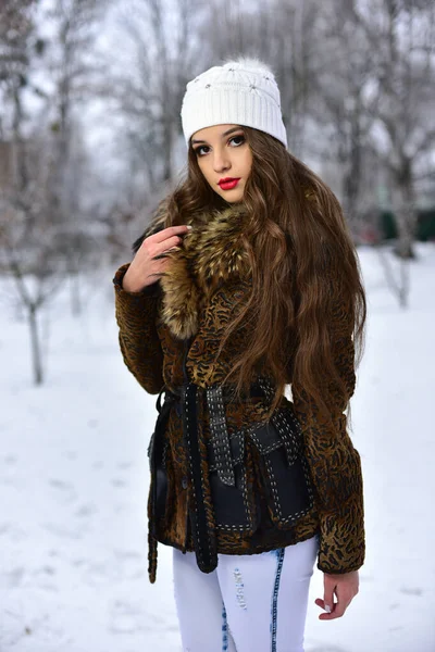 Retrato Close Uma Encantadora Jovem Menina Bonita Parque Inverno — Fotografia de Stock