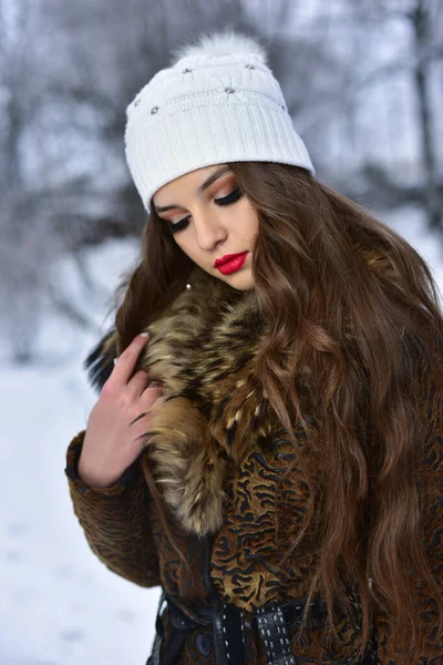 Retrato Close Uma Encantadora Jovem Menina Bonita Parque Inverno — Fotografia de Stock