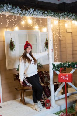 Neşeli kadın mutlu olur. Kutlama zamanı. Kız Noel Baba. Xmas havası. 