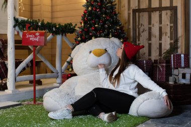 Pozitif ifade et. Kırmızı şapkalı kız. Xmas havası. Oyuncak kadın hediye. Kış tatili kutlaması. Neşeli kadın. Kazaklı. Mutlu yıllar. Noel hazırlığı..