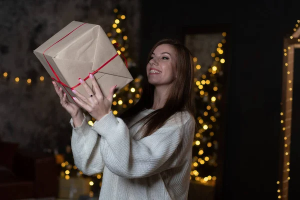 Jovem Mulher Bonita Suéter Sentado Chão Perto Árvore Natal Apresenta — Fotografia de Stock