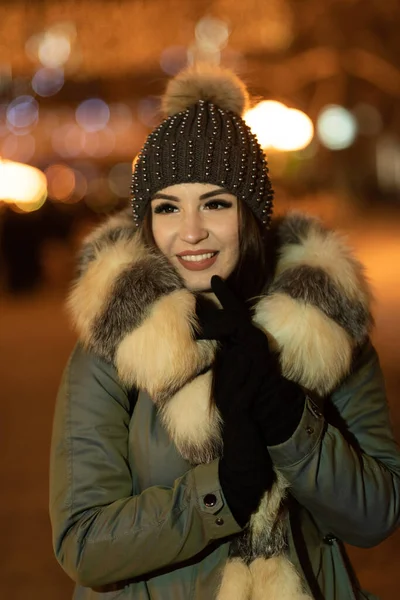 Retrato Inverno Perto Uma Jovem Bonita Caminha Rua Cidade Noite — Fotografia de Stock