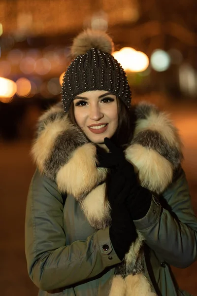 Primer Retrato Invierno Mujer Joven Bonita Camina Por Calle Ciudad —  Fotos de Stock