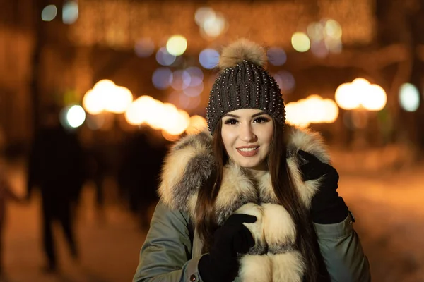 Retrato Inverno Perto Uma Jovem Bonita Caminha Rua Cidade Noite — Fotografia de Stock