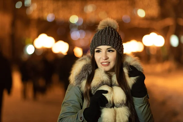 Зимовий Портрет Крупним Планом Досить Молода Жінка Гуляє Вечірній Вулиці — стокове фото