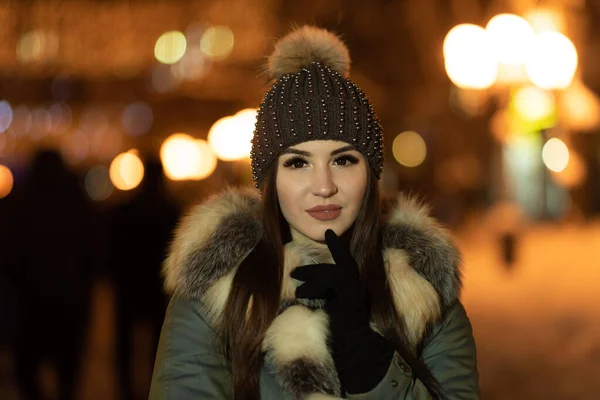 Närbild Vinterporträtt Vacker Ung Kvinna Går Stadens Kvällsgata Stadsliv Natt — Stockfoto